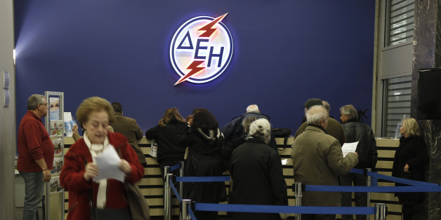 Consumers wait in line at a public office of Greece's public power corporation (PPC) in Athens November 25, 2011. Having PPC collect the new property tax with electricity bills makes it harder for people to avoid paying it in a country known for tax evasion and also brings the risk of their power being cut off. However, the government has said it has no plans to cut electricity to impoverished non-payers for now. REUTERS/Yiorgos Karahalis (GREECE - Tags: ENERGY BUSINESS POLITICS)