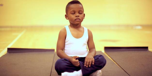 Les élèves de CE2 de l'école Robert W. Coleman à Baltimore reçoivent des cours de yoga, de respiration et de méditation.