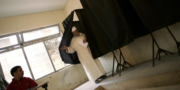 Un électeur sort d'un isoloir à Salé, septembre 2007.