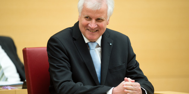 Bayerns Ministerpräsident Horst Seehofer kündigt Steuersenkung an