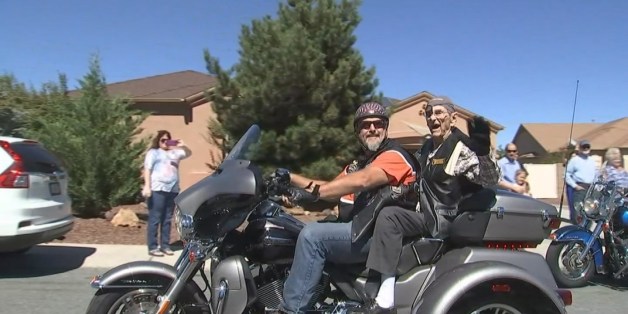 Der 101-Jährige als Beifahrer auf einer Harley-Davidson.