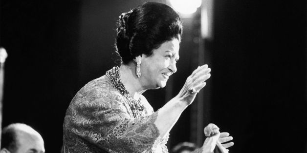 La diva Oum Kalsoum saluant son public lors de son concert à l'Olympia en France le 14 novembre, 1967.