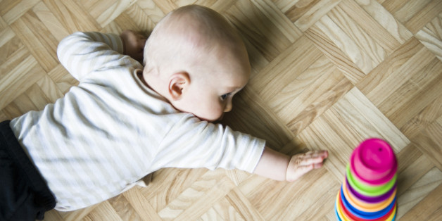 Baby mit Spielzeug