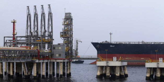 A picture taken on September 21, 2016 shows the dock for supertankers during its inauguration ceremony at the oil terminal of the emirate of Fujairah.The oil terminal at Fujairah inaugurated a dock for supertankers, the first of its kind in OPEC member the United Arab Emirates. The facility enables the terminal to receive tankers measuring 334 metres (yards) and weighing 330,000 tonnes, port director Mussa Murad said. / AFP / KARIM SAHIB (Photo credit should read KARIM SAHIB/AFP/Getty Ima