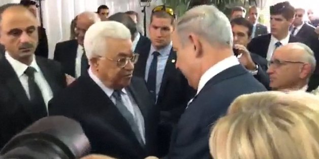 La poignée de main historique entre Benjamín Netanyahu et Mahmoud Abbas aux obsèques de Shimon Peres en rappelle une autre
