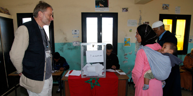 Un membre européen de la délégation d'observateurs assiste au processus de vote dans les environs de Rabat, lors des élections législatives de novembre 2011.