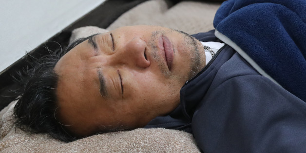 단식 일주일을 맞은 새누리당 이정현 대표가 국회 당 대표실에서 누워 있다.