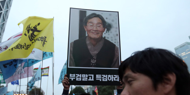 1일 오후 경찰의 물대포에 맞고 투병하다 사망한 농민 고 백남기씨를 추모하기 위해 모인 시민들이 대학로에서 집회를 마치고 종로1가를 행진하고 있다.