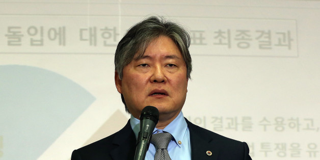 대한의사협회 노환규 회장이 2014년 3월 20일 오후 서울 용산구 이촌로 의협회관 회의실에서 의·정 협의안 채택 여부 투표 결과를 공개한 뒤 입장 발표를 하고 있다.