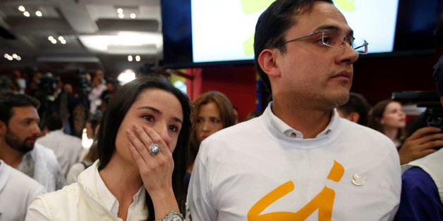 A supporter of "Si" vote cries after the nation voted "NO" in a referendum on a peace deal between the government and Revolutionary Armed Forces of Colombia (FARC) rebels, at Bolivar Square in Bogota, Colombia, October 2, 2016. REUTERS/John Vizcaino TPX IMAGES OF THE DAY