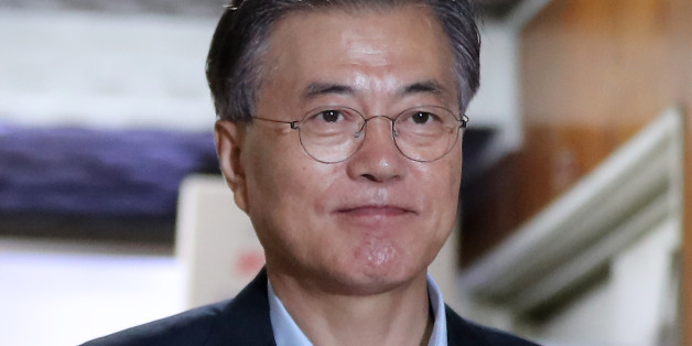 더불어민주당 문재인 전 대표가 9월 28일 오후 대구시 중구 수동 한 식당에서 점심을 먹고 식당을 나서고 있다.