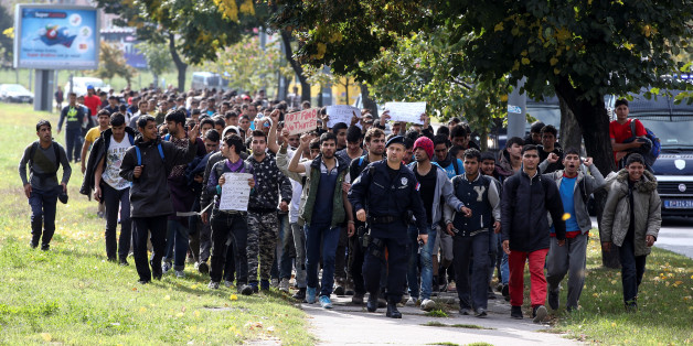 Several hundred refugees and migrants walk heading in the direction of the Hungarian border, in Belgrade, Serbia October 4, 2016. REUTERS/Marko Djurica