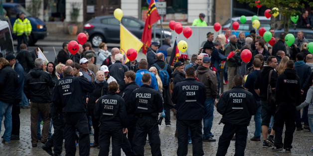 Die Dresdner Polizeidirektion hat sich von dem Ausspruch eines Beamten distanziert, der Pegida-Anhängern "einen erfolgreichen Tag" gewünscht hatte