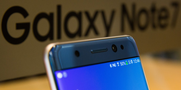 A green battery icon is displayed on the screen of a Samsung Electronics Co. Galaxy Note 7 smartphone at the company's D'light flagship store in Seoul, South Korea, on Wednesday, Oct. 5, 2016. Samsung is scheduled to report third-quarter results on October 7. Photographer: SeongJoon Cho/Bloomberg via Getty Images