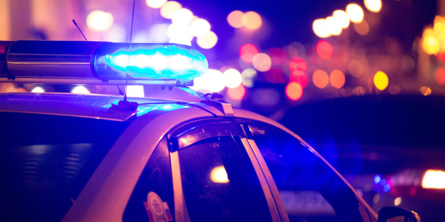Ein junger Schwarzer hat Angst, als er von der Polizei aufgehalten wird.