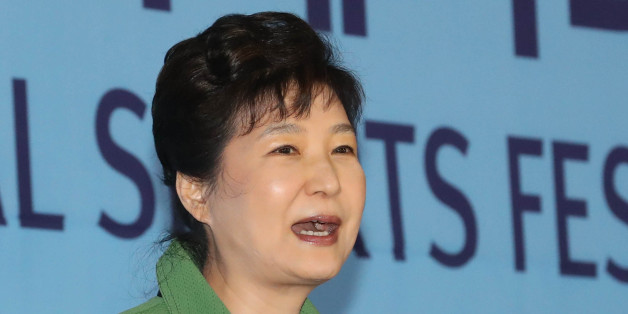 박근혜 대통령이 7일 충남 아산시 이순신종합운동장에서 열린 제97회 전국체육대회 개회식에서 축사하고 있다.