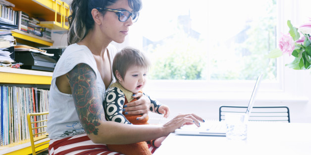 Mutter mit Baby am Laptop