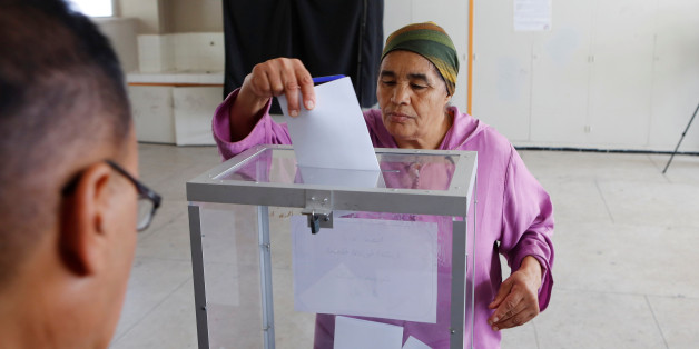 A voter casts his ballot at a polling station in Rabat, Morocco October 7, 2016. REUTERS/Youssef Boudlal