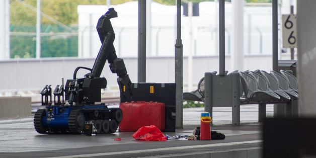 Ein ferngesteuerter Roboter untersucht am Chemnitzer Bahnhof verdächtiges Gepäck