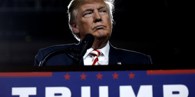 Donald Trump lâché de tous les côtés après ses propos machistes