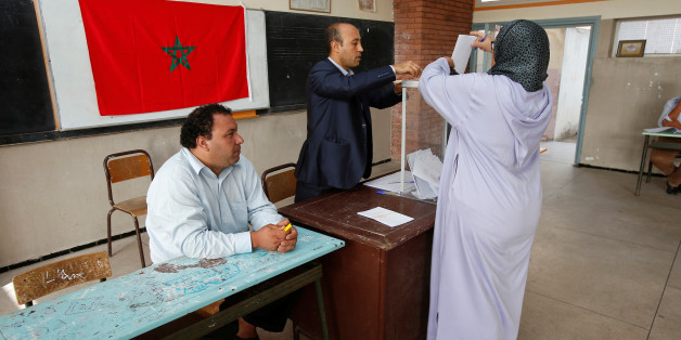 A voter casts his ballot at a polling station in Rabat, Morocco October 7, 2016. REUTERS/Youssef Boudlal