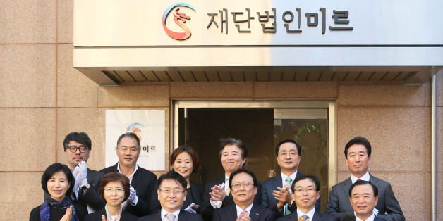 재단법인 미르 김형수 이사장을 비롯한 관계자들이 2015년 10월 27일 서울 강남구 학동로에 위치한 '재단법인 미르 출범식'에서 현판 제막식 후 기념촬영을 하고 있다.