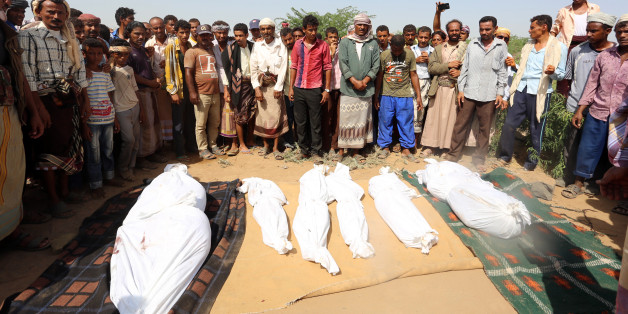 Yemenis attend the funeral of members of the same family on October 8, 2016 a day after they were killed in a reported airstrike by Saudi-led coalition air-planes that hit their house in Bajil in the western province of Houdieda. / AFP / STRINGER
