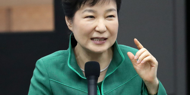 박근혜 대통령이 7일 오전 서울시 마포구 상암동 누리꿈스퀘어에서 열린 코리아 VR 페스티벌을 둘러본 뒤 벤처·스타트업 기업인과 대화하고 있다.