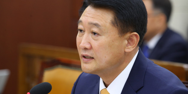 이철성 경찰청장이 6일 오전 국회에서 열린 안전행정위원회 경찰청에 대한 국정감사에 출석해 더불어민주당 박남춘 의원의 경찰의 물대포 사용지침과 관련한 질의에 답변하고 있다.