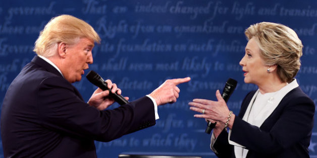 Pour leur 2e débat, Donald Trump et Hillary Clinton se livrent à un face-à-face incroyablement tendu
