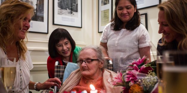 Veteran British war correspondent Clare Hollingworth (C) attends a celebration to mark her 105th birthday at the Foreign Correspondent's Club (FCC) in Hong Kong on October 10, 2016.
Hollingworth, who broke the story in 1939 of Germany's invasion of Poland, turned 105 in Hong Kong on October 10. / AFP / Anthony WALLACE (Photo credit should read ANTHONY WALLACE/AFP/Getty Images)