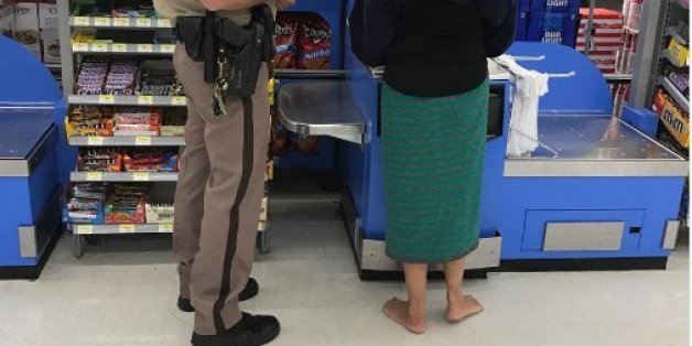 Verwahrlost und ohne Schuhe geht die Frau durch die Straßen - dann kommt die Polizei