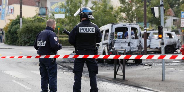 Die ausgebrannten Polizeifahrzeuge in Viry-Chatillon