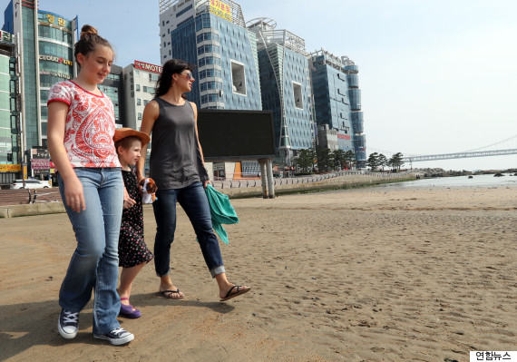 태풍으로 엉망이 됐던 광안리 해변을 청소한 외국인 모녀를 만났다 | 허프포스트코리아
