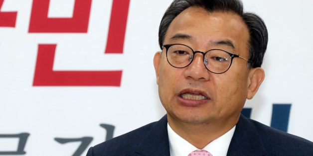 새누리당 이정현 대표가 13일 오전 국회 당 대표실에서 방귀희 지명직 최고위원, 이용구 당무감사위원장, 이상휘 원외대변인에게 임명장을 수여한 뒤 발탁 배경을 설명하고 있다.