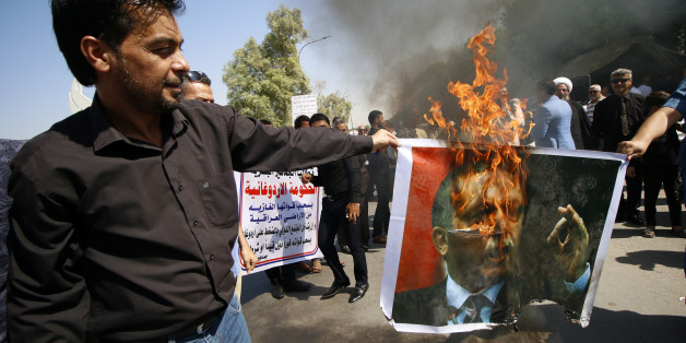 Protesters burn a picture of Turkey's President Tayyip Erdogan in Basra, Iraq October 14, 2016. REUTERS/Essam Al-Sudani