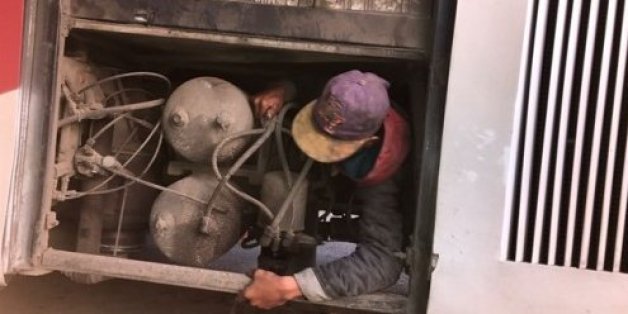 Un jeune marocain découvert dans le moteur d'un bus à la frontière de Sebta