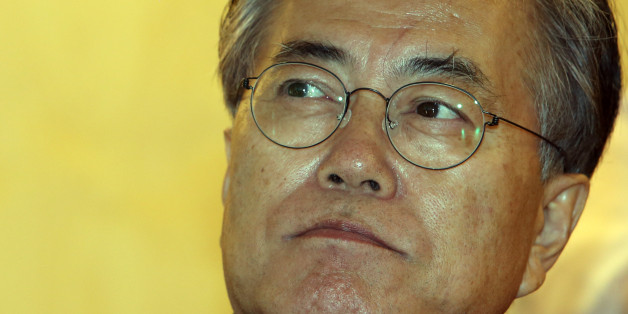 더불어민주당 문재인 전 대표가 18일 오후 충북 괴산군 괴산농공단지 내 아이쿱 생협에서 관계자의 설명을 듣고 있다.