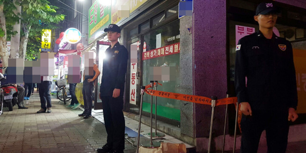 19일 오후 서울 강북구 오패산 터널 인근에서 경찰들이 폭행 용의자 사제총기 발사 현장을 지키고 있다.