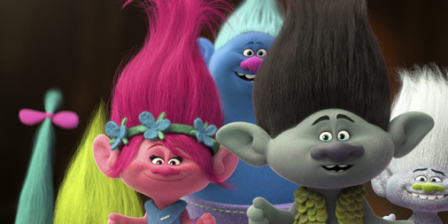 Poppy (Lena Meyer-Landrut) und Branch (Mark Foster) machen sich auf den Weg, um die entführten Trolls zu retten