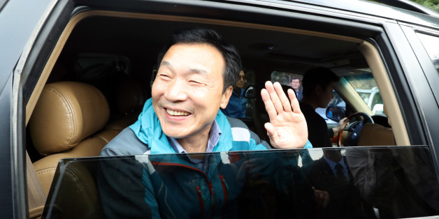 손학규 전 민주당 대표가 20일 오전 정계 은퇴 선언 후 2년여간 생활하던 전남 강진군 백련사 인근 토담집에서 하산해 서울로 향하는 차량에 탑승해 손흔들고 있다.