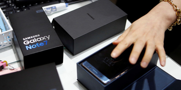 An employee checks an exchanged Samsung Electronics' Galaxy Note 7 at company's headquarters in Seoul, South Korea, October 13, 2016. REUTERS/Kim Hong-Ji