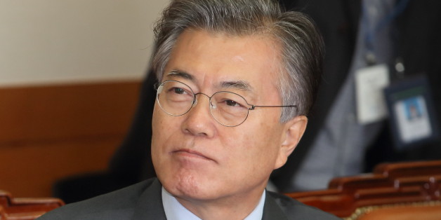 문재인 더불어민주당 전 대표가 20일 오전 서울 성북구 한국과학기술연구원(KIST)를 방문해 가진 과학기술 현장 간담회에서 발표 자료를 살펴보고 있다.