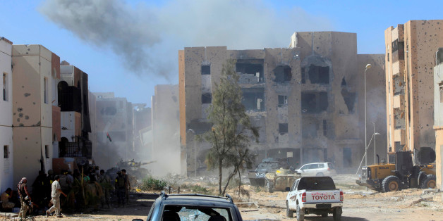 Smoke rises as fighters of Libyan forces allied with the U.N.-backed government gather at the eastern frontline of fighting with Islamic State militants, in Sirte, Libya, October 20, 2016. REUTERS/Ismail Zitouny