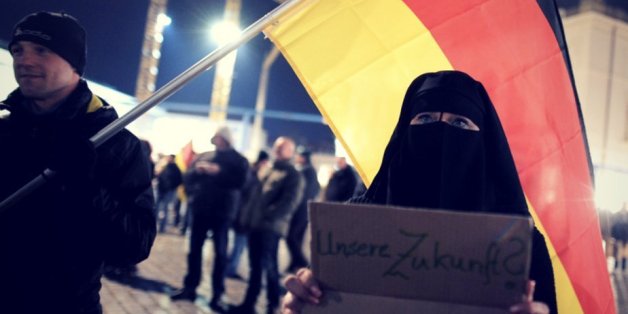 Eine Fau mit Vollverschleierung demonstriert im März 2015 während einer Pegida-Kundgebung in Dresden (Archivbild)