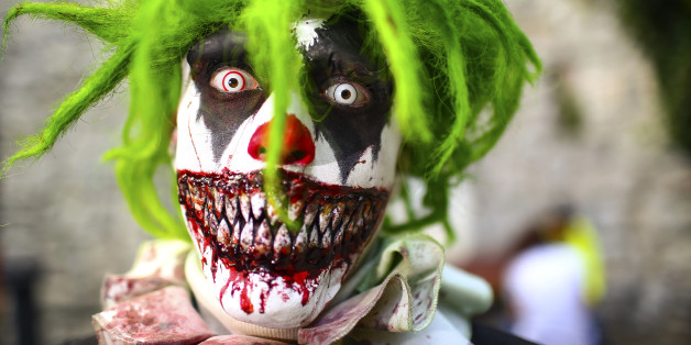 Ein Mann mit einer Horror-Clown-Maske