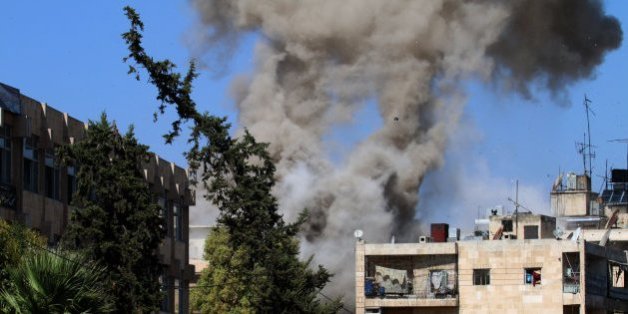 De la fumée s'échappe d'un immeuble dans un quartier tenu par le gouvernement à Alep, le 20 octobre 2016.