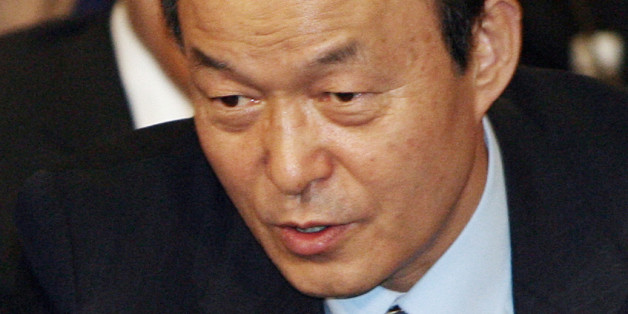 2007년 1월 열린 한 심포지엄에서 대화하는 송민순 전 장관(오른쪽)과 김만복 전 국정원장