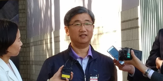 '청와대 문건유출 사건'의 핵심 인물인 박관천 전 경정이 지난 4월 서울중앙지법에서 열린 2심 선고공판에서 집행유예 선고를 받고 석방된 뒤 취재진을 만나 질문에 답하고 있다.