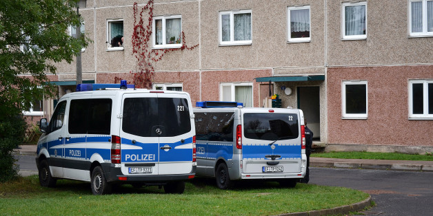 Polizeiautos stehen am während eines Anti-Terror-Einsatzes vor einem Haus in Suhl (Thüringen).